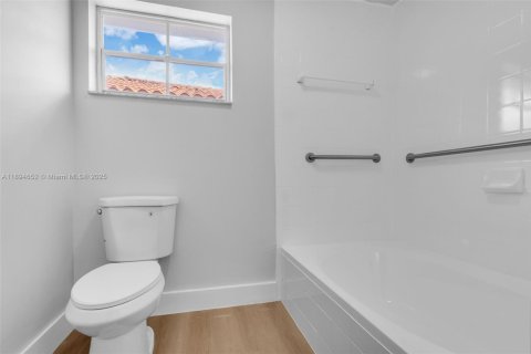 House in Miami, Florida 3 bedrooms, 132.57 sq.m. № 2014131 - photo 25