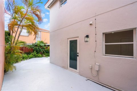 House in Miami, Florida 3 bedrooms, 132.57 sq.m. № 2014131 - photo 29