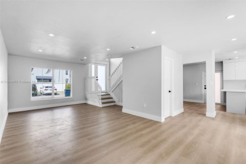 House in Miami, Florida 3 bedrooms, 132.57 sq.m. № 2014131 - photo 7