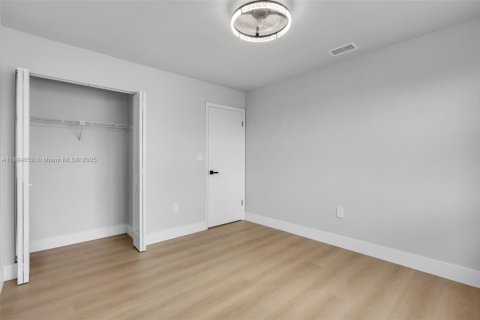 House in Miami, Florida 3 bedrooms, 132.57 sq.m. № 2014131 - photo 16