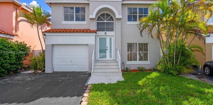 House in Miami, Florida 3 bedrooms, 132.57 sq.m. № 2014131