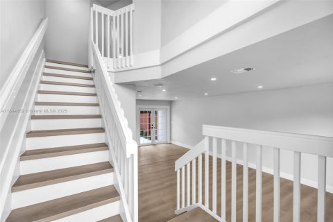 House in Miami, Florida 3 bedrooms, 132.57 sq.m. № 2014131 - photo 4