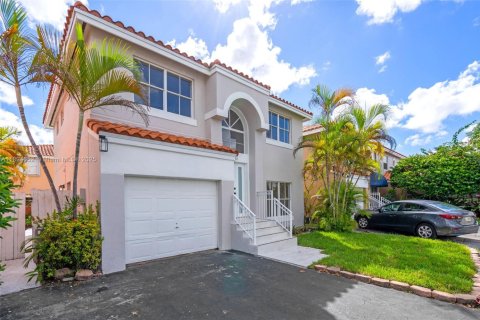 House in Miami, Florida 3 bedrooms, 132.57 sq.m. № 2014131 - photo 2