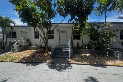 Condominio en Miami Beach, Florida, 1 dormitorio  № 2168795