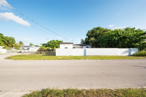 House in Miami, Florida 4 bedrooms, 137.87 sq.m. № 2086446 - photo 30