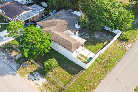 House in Miami, Florida 4 bedrooms, 137.87 sq.m. № 2086446 - photo 2