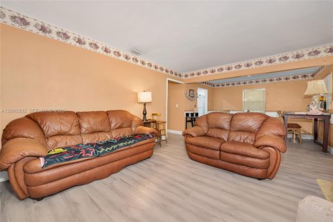 House in Miami, Florida 4 bedrooms, 137.87 sq.m. № 2086446 - photo 20
