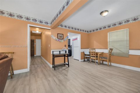 House in Miami, Florida 4 bedrooms, 137.87 sq.m. № 2086446 - photo 18