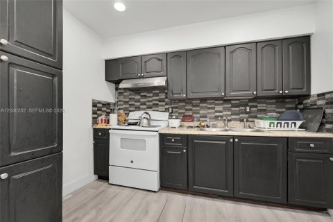 House in Miami, Florida 4 bedrooms, 137.87 sq.m. № 2086446 - photo 24