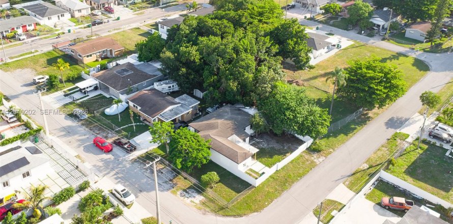 House in Miami, Florida 4 bedrooms, 137.87 sq.m. № 2086446