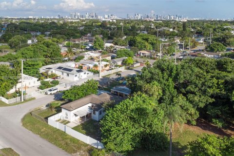 House in Miami, Florida 4 bedrooms, 137.87 sq.m. № 2086446 - photo 9