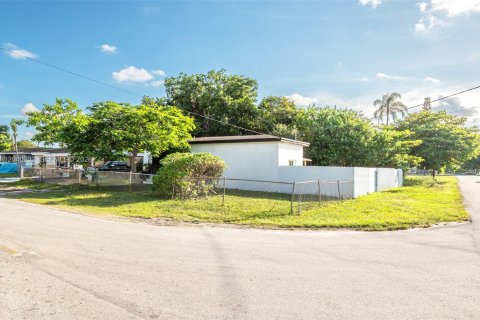 House in Miami, Florida 4 bedrooms, 137.87 sq.m. № 2086446 - photo 11