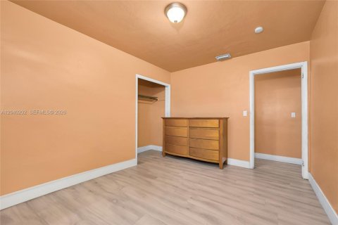 House in Miami, Florida 4 bedrooms, 137.87 sq.m. № 2086446 - photo 27