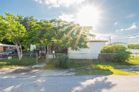 House in Miami, Florida 4 bedrooms, 137.87 sq.m. № 2086446 - photo 12