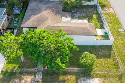 House in Miami, Florida 4 bedrooms, 137.87 sq.m. № 2086446 - photo 10