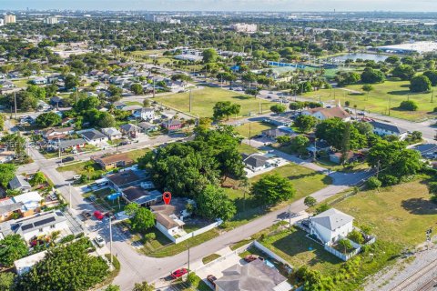 House in Miami, Florida 4 bedrooms, 137.87 sq.m. № 2086446 - photo 6