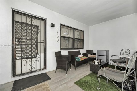 House in Miami, Florida 4 bedrooms, 137.87 sq.m. № 2086446 - photo 16