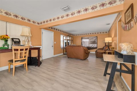 House in Miami, Florida 4 bedrooms, 137.87 sq.m. № 2086446 - photo 22