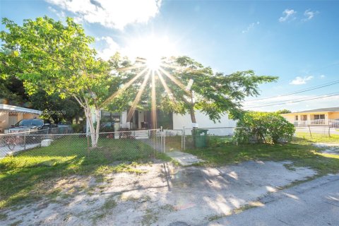 House in Miami, Florida 4 bedrooms, 137.87 sq.m. № 2086446 - photo 13