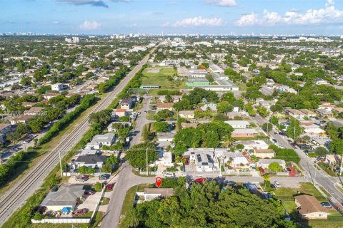 House in Miami, Florida 4 bedrooms, 137.87 sq.m. № 2086446 - photo 8