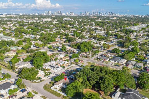 House in Miami, Florida 4 bedrooms, 137.87 sq.m. № 2086446 - photo 7