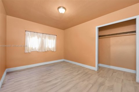 House in Miami, Florida 4 bedrooms, 137.87 sq.m. № 2086446 - photo 26