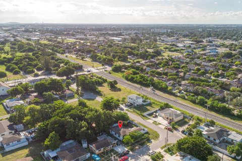 House in Miami, Florida 4 bedrooms, 137.87 sq.m. № 2086446 - photo 4