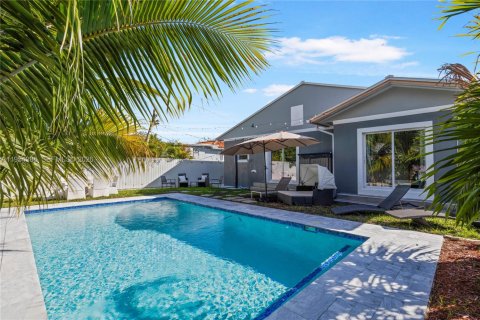 House in Miami, Florida 2 bedrooms, 124.4 sq.m. № 2010222