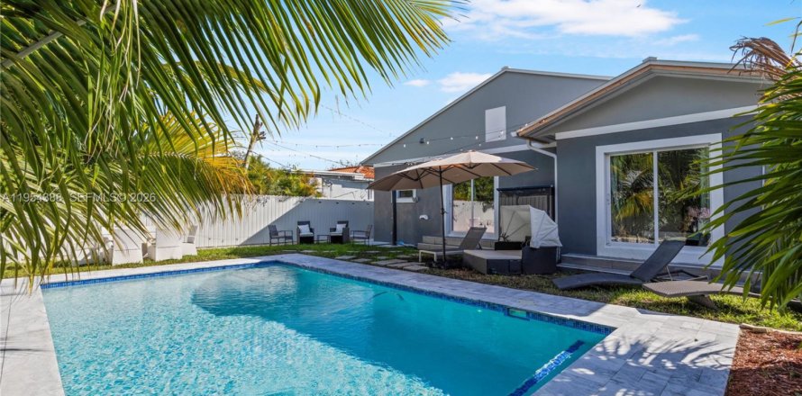House in Miami, Florida 2 bedrooms, 124.4 sq.m. № 2010222