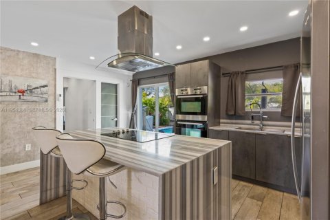 House in Miami, Florida 2 bedrooms, 124.4 sq.m. № 2010222 - photo 5