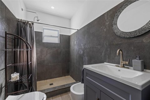 House in Miami, Florida 2 bedrooms, 124.4 sq.m. № 2010222 - photo 15