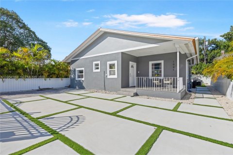 House in Miami, Florida 2 bedrooms, 124.4 sq.m. № 2010222 - photo 2