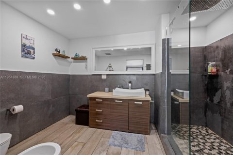 House in Miami, Florida 2 bedrooms, 124.4 sq.m. № 2010222 - photo 11