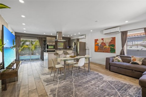 House in Miami, Florida 2 bedrooms, 124.4 sq.m. № 2010222 - photo 3