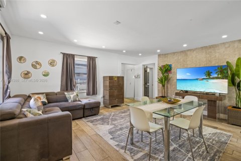 House in Miami, Florida 2 bedrooms, 124.4 sq.m. № 2010222 - photo 8