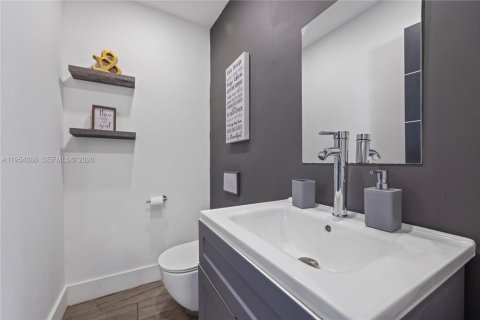 House in Miami, Florida 2 bedrooms, 124.4 sq.m. № 2010222 - photo 16