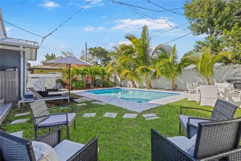 House in Miami, Florida 2 bedrooms, 124.4 sq.m. № 2010222 - photo 17