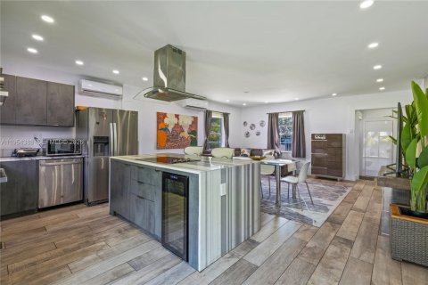 House in Miami, Florida 2 bedrooms, 124.4 sq.m. № 2010222 - photo 6