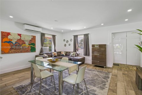 House in Miami, Florida 2 bedrooms, 124.4 sq.m. № 2010222 - photo 7