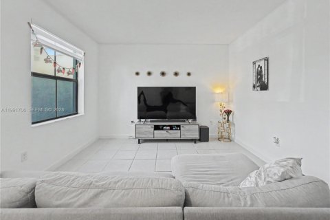 Купить виллу или дом в Майами, Флорида 3 спальни, 123.56м2, № 2052409 - фото 2