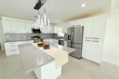 Casa en alquiler en Pembroke Pines, Florida, 4 dormitorios, 177.35 m2 № 1954337 - foto 2