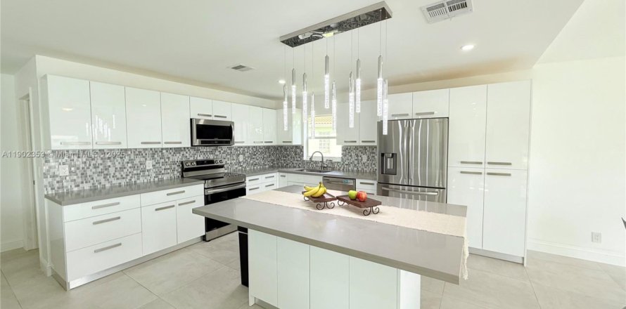 Casa en Pembroke Pines, Florida 4 dormitorios, 177.35 m2 № 1954337