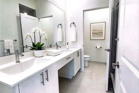 Condo in Doral, Florida, 3 bedrooms № 2259648 - photo 13