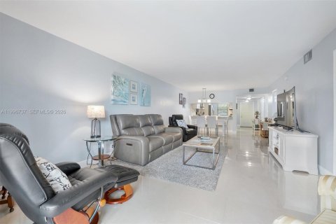 Condo in Pompano Beach, Florida, 2 bedrooms  № 2146443 - photo 13