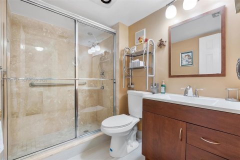 Condo in Pompano Beach, Florida, 2 bedrooms  № 2146443 - photo 7