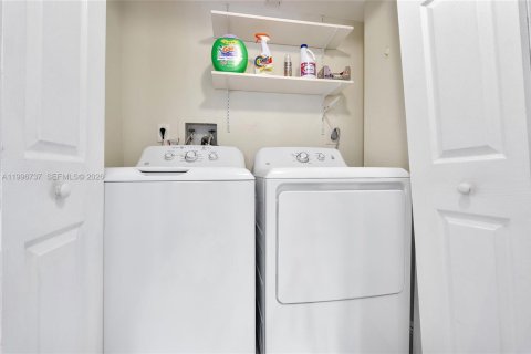 Condo in Pompano Beach, Florida, 2 bedrooms  № 2146443 - photo 29
