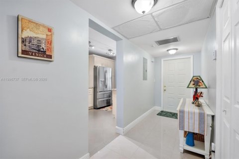 Condo in Pompano Beach, Florida, 2 bedrooms  № 2146443 - photo 6