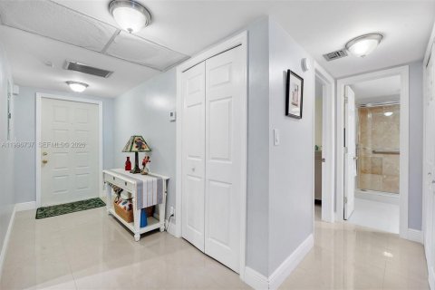 Condo in Pompano Beach, Florida, 2 bedrooms  № 2146443 - photo 5