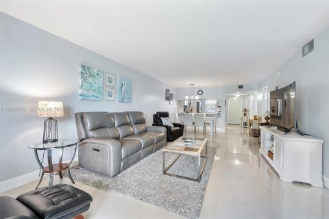 Condo in Pompano Beach, Florida, 2 bedrooms  № 2146443 - photo 12