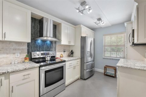 Condo in Pompano Beach, Florida, 2 bedrooms  № 2146443 - photo 17